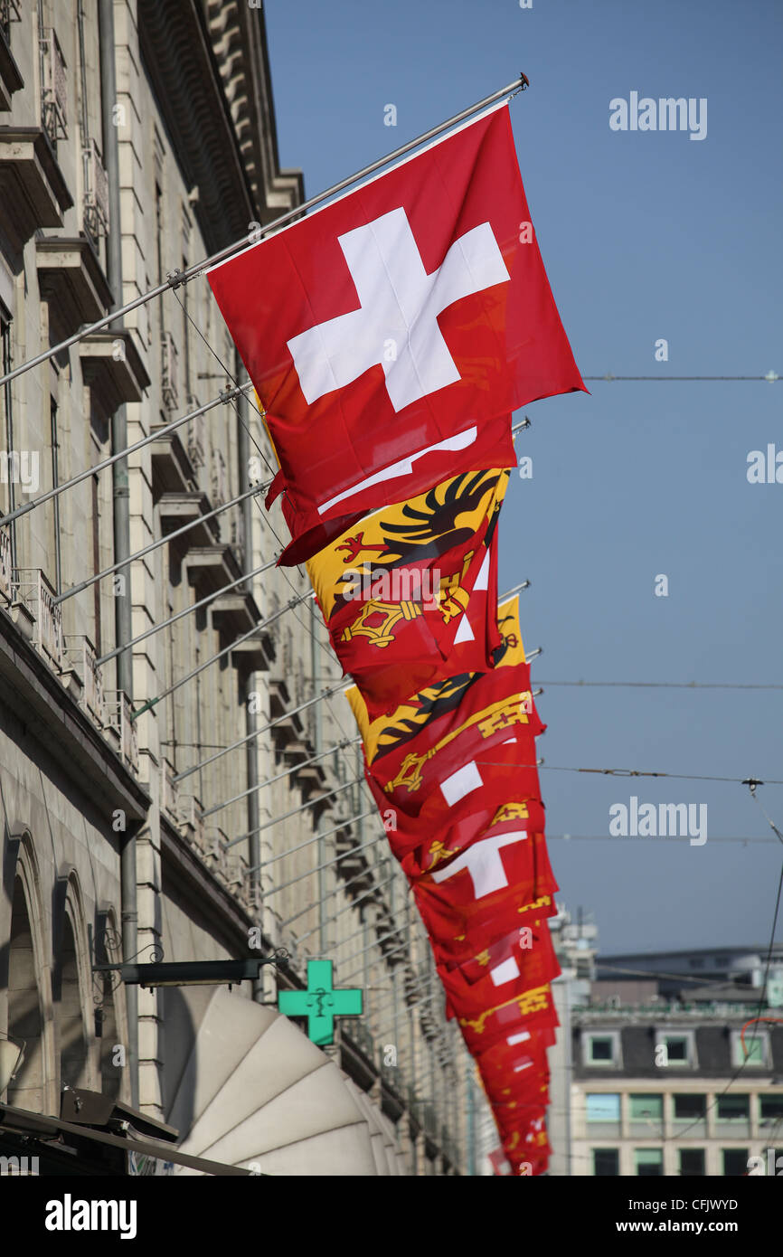 Une rangée de drapeaux dans une rue de Genève, Suisse Banque D'Images
