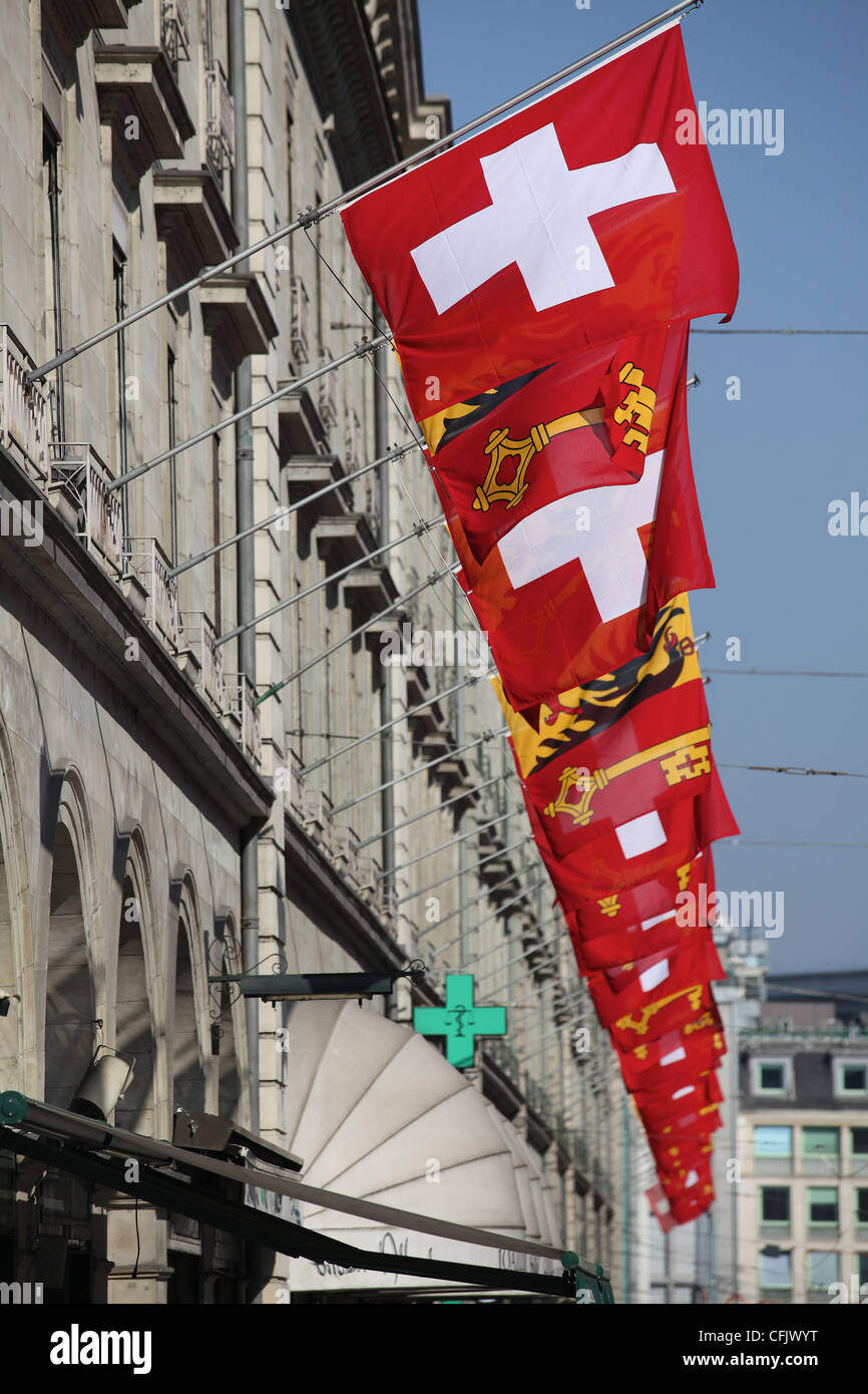 Une rangée de drapeaux dans une rue de Genève, Suisse Banque D'Images