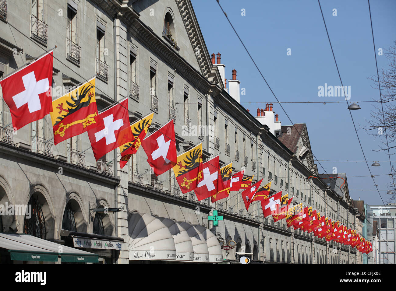 Une rangée de drapeaux dans une rue de Genève, Suisse Banque D'Images