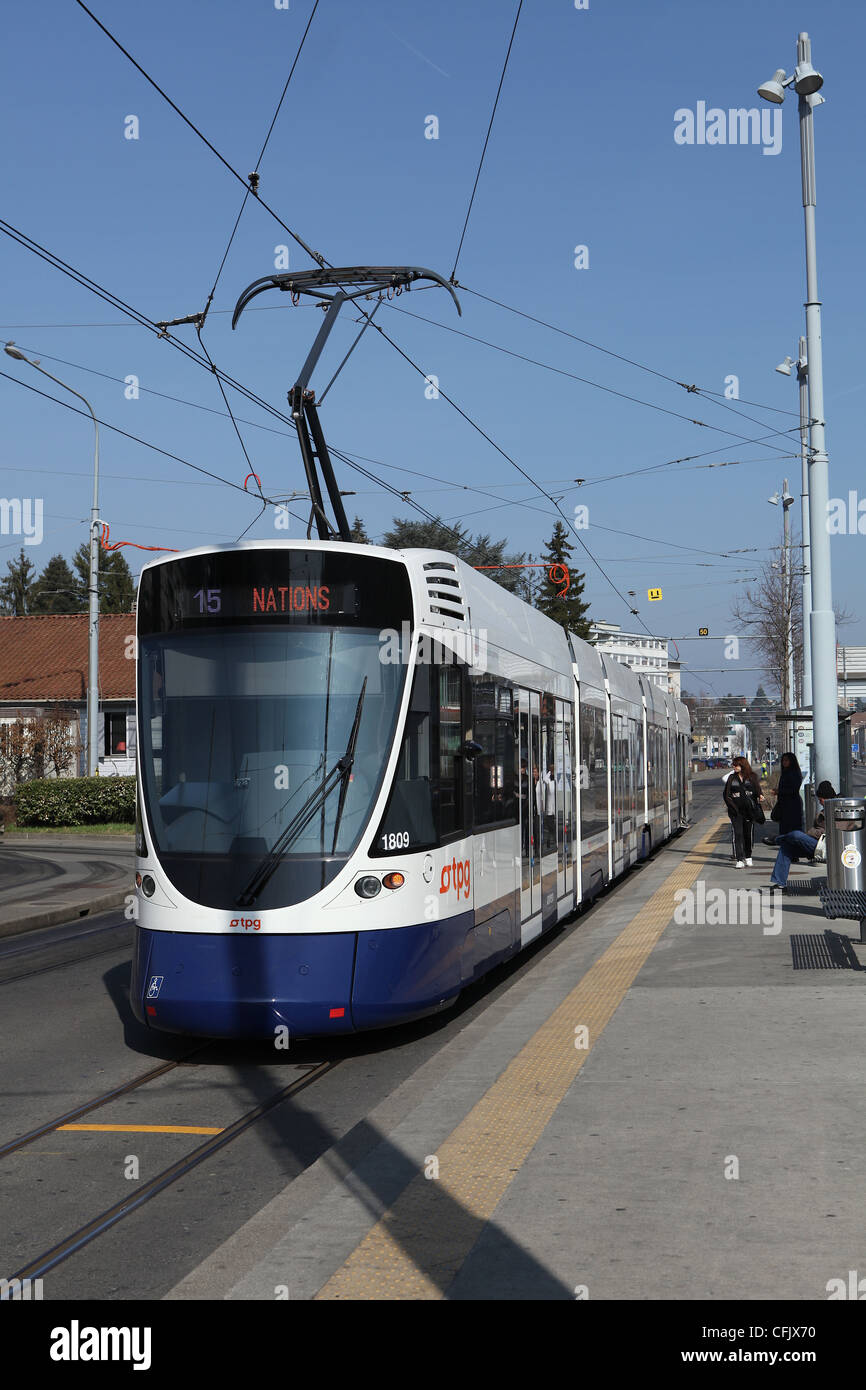 Un tramway moderne à Genève Banque D'Images