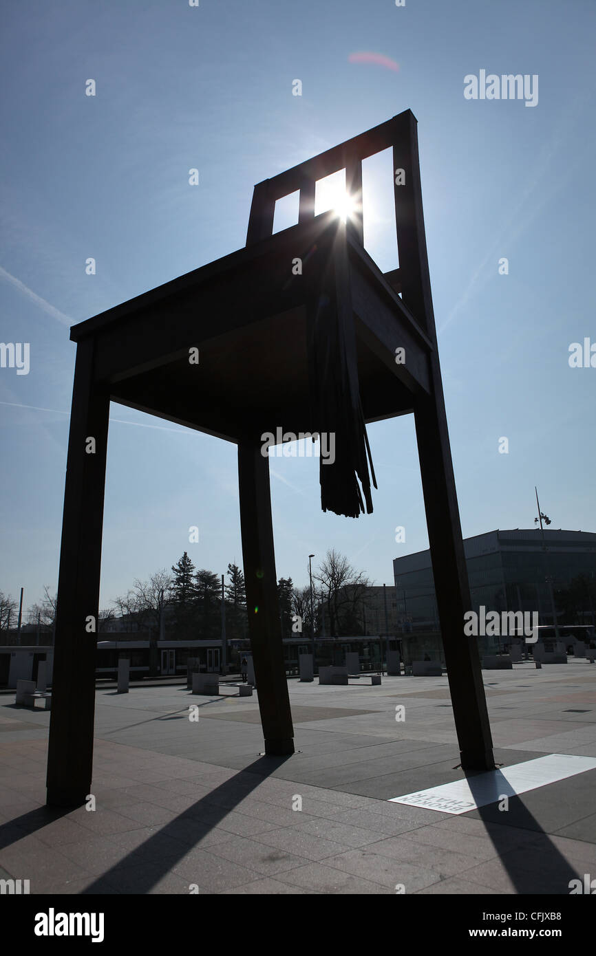 Chaise brisée la sculpture à l'Organisation des Nations Unies Genève Banque D'Images