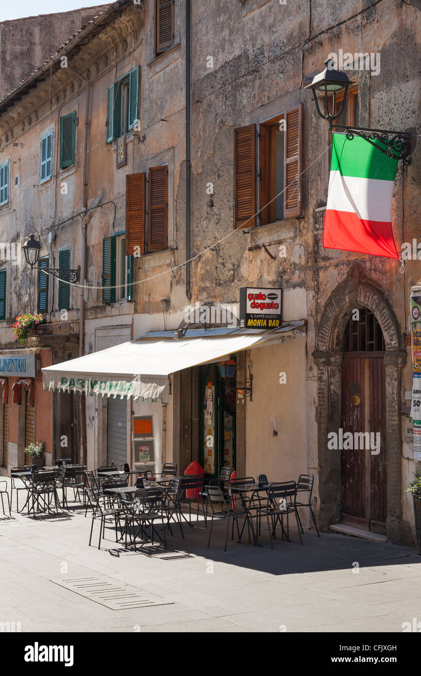 Corso Garibaldi à Ariccia avec restaurant de la rue vide et Drapeaux Italien Banque D'Images