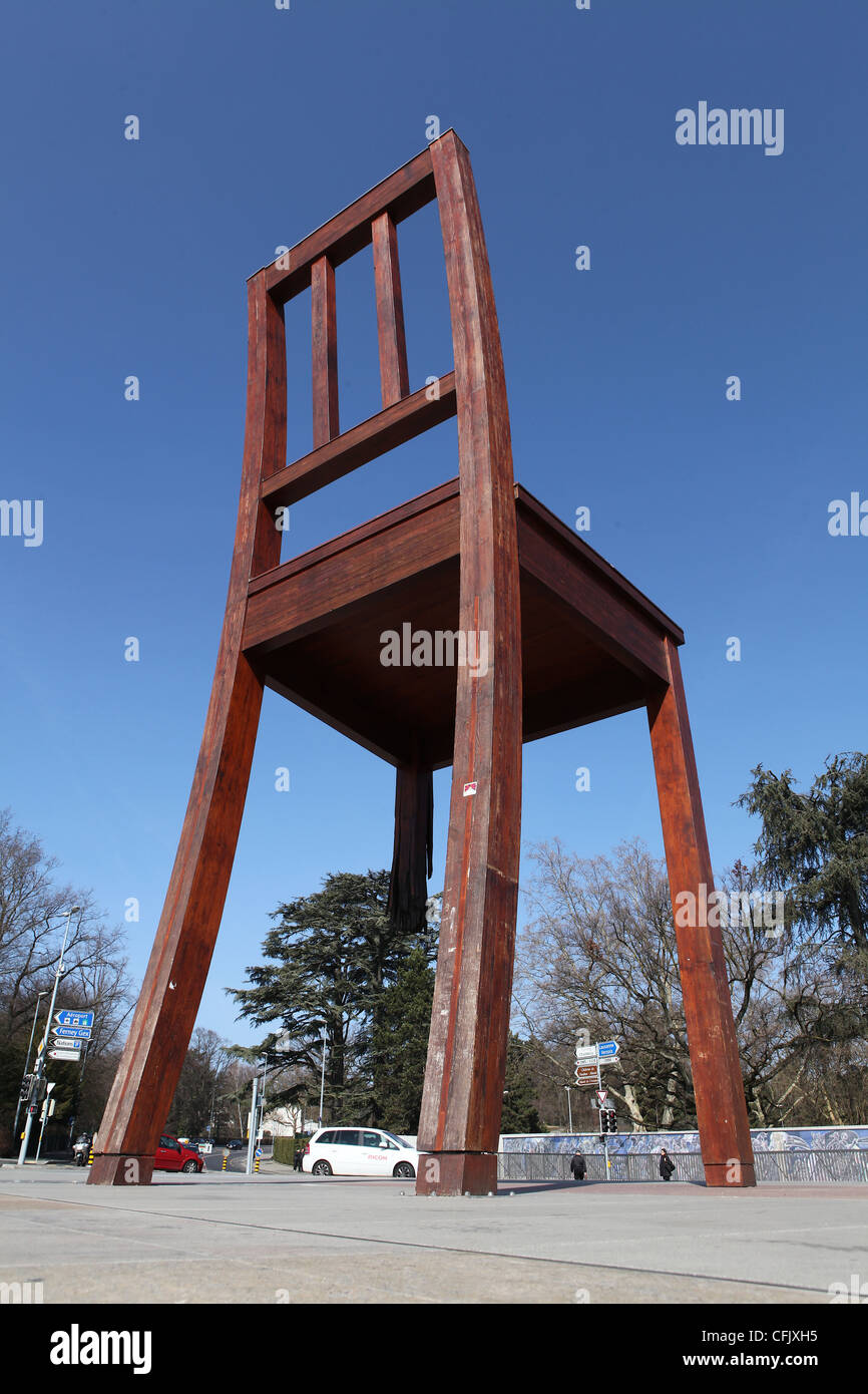 Chaise brisée la sculpture à l'Organisation des Nations Unies Genève Banque D'Images