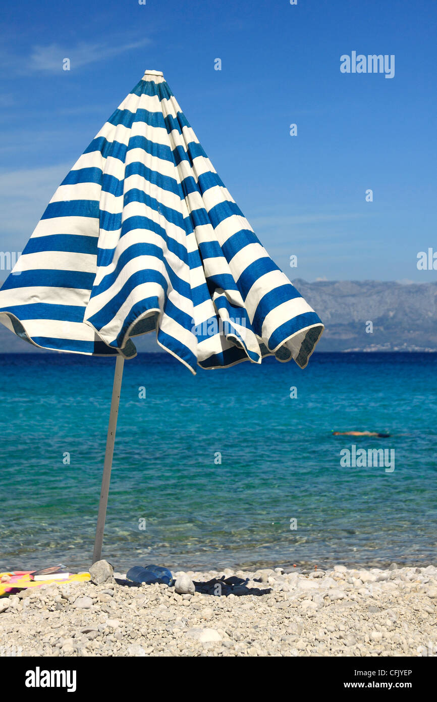 Le parapluie de plage, Divna Peljesac, Croatie Banque D'Images