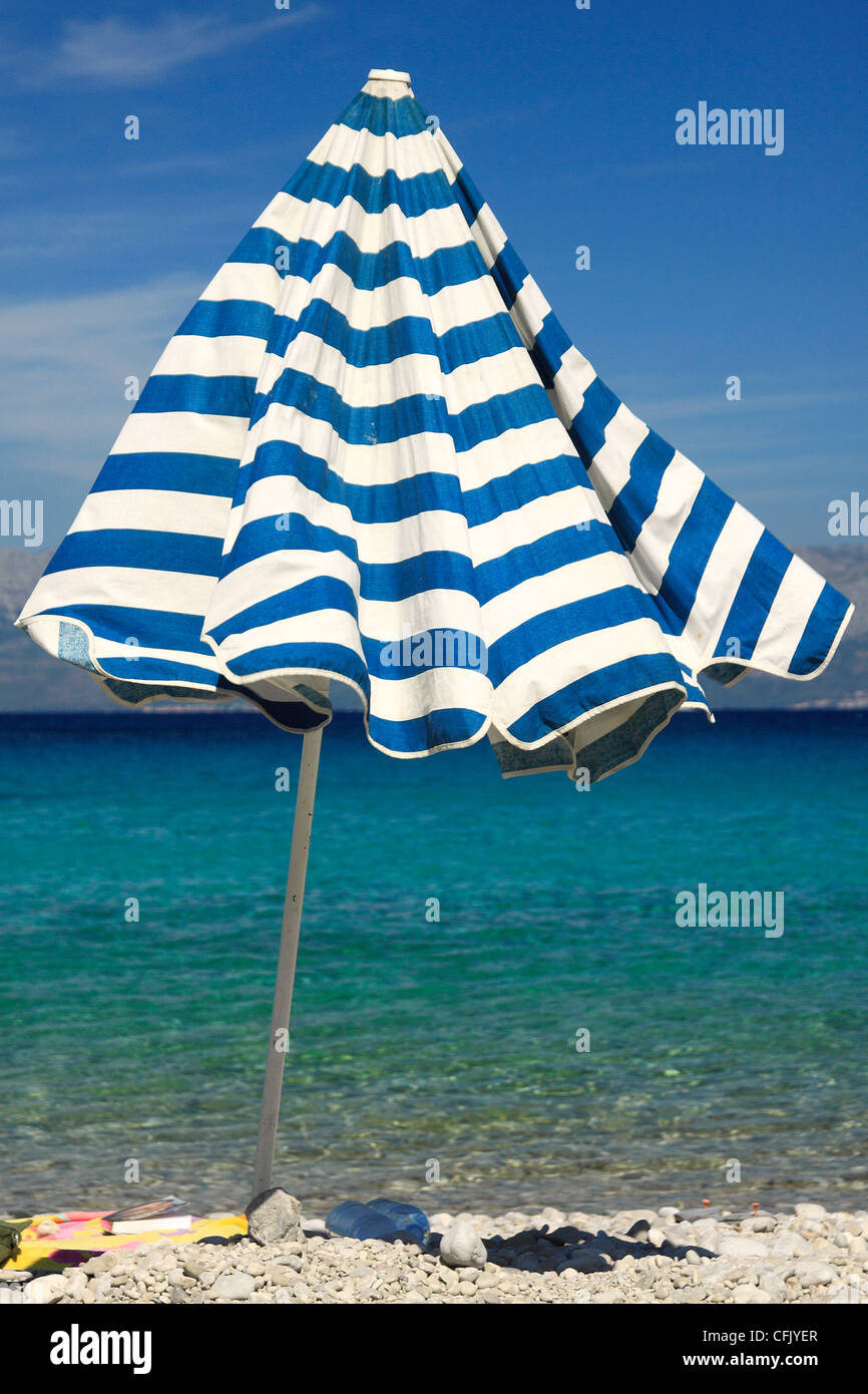 Le parapluie de plage, Divna Peljesac, Croatie Banque D'Images