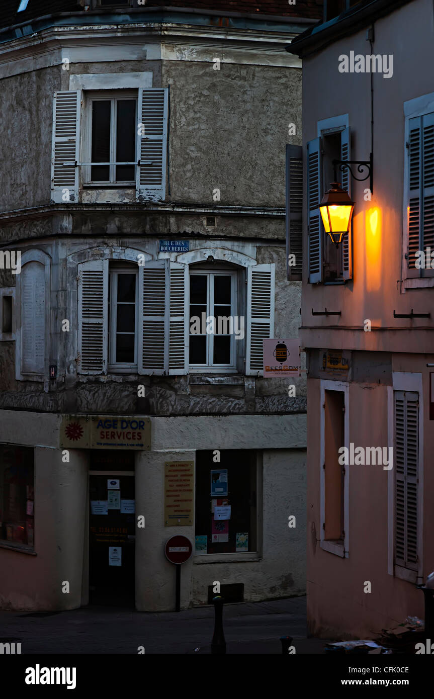 Lueur jaune de l'éclairage dans la partie ancienne d'Auxerre, Bourgogne, France Banque D'Images