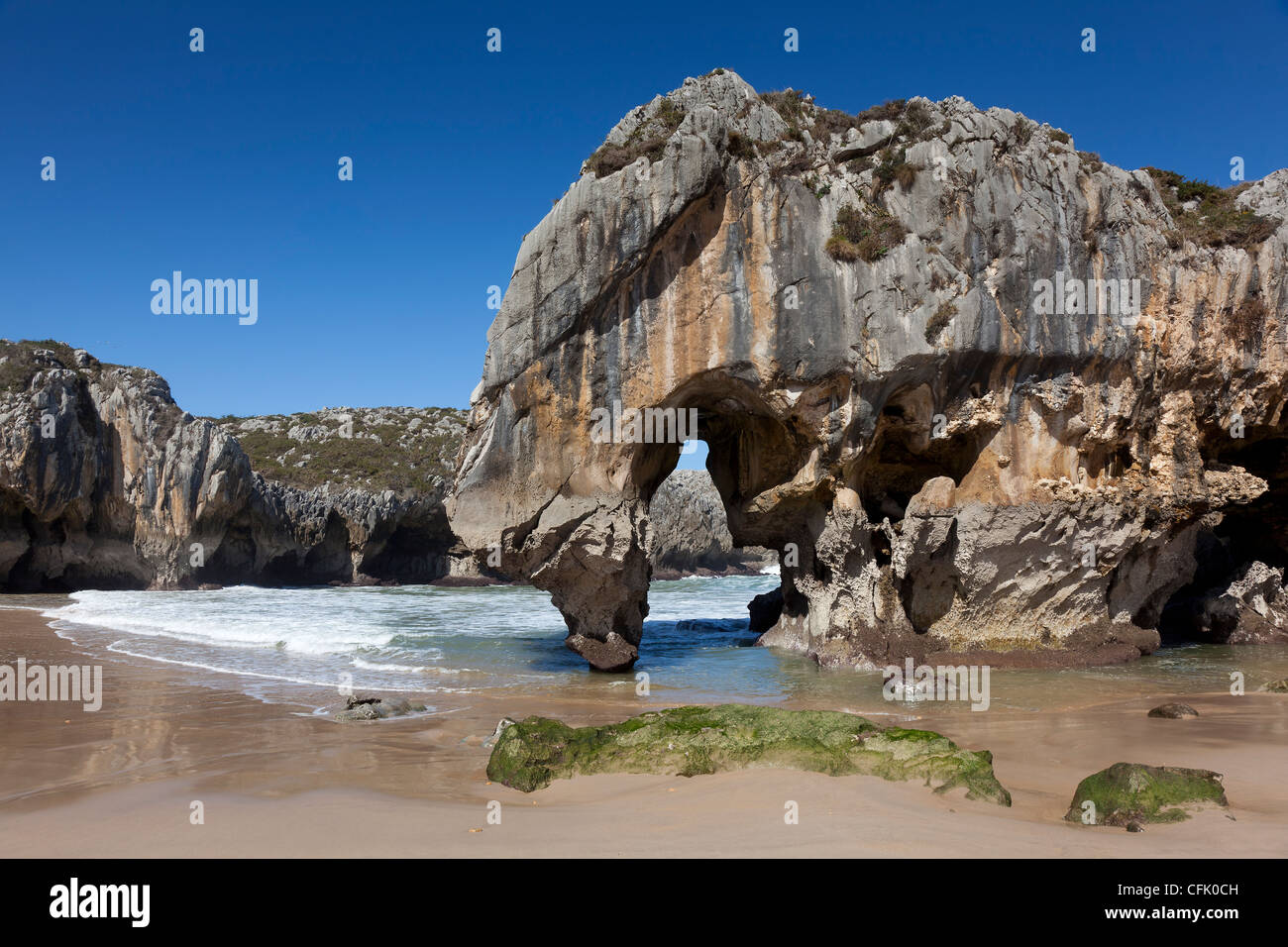 Plage des Grottes de la mer, Nueva, Llanes, Asturias, Espagne Banque D'Images