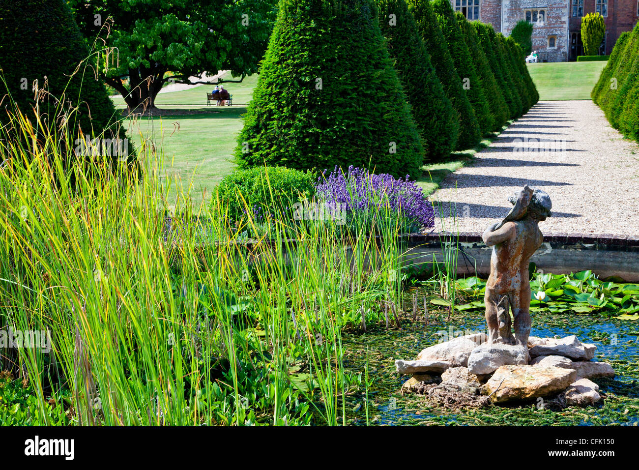 Bassin d,statue et dans les topiaires un jardin anglais de Littlecote Manor dans le Berkshire, Angleterre, RU Banque D'Images