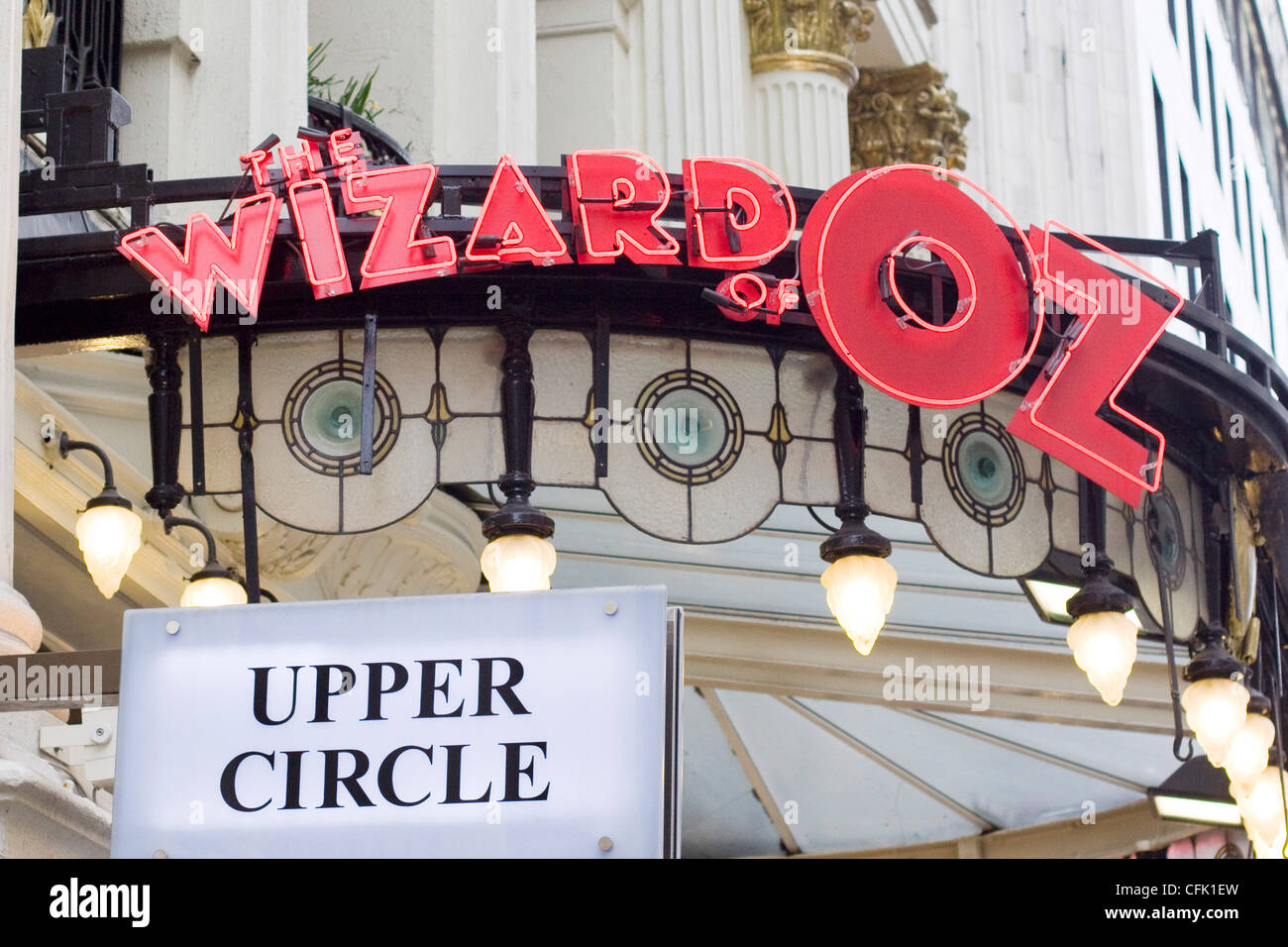 En néon publicitaire de la production de théâtre du célèbre film The Wizard Of Oz au London Palladium Banque D'Images