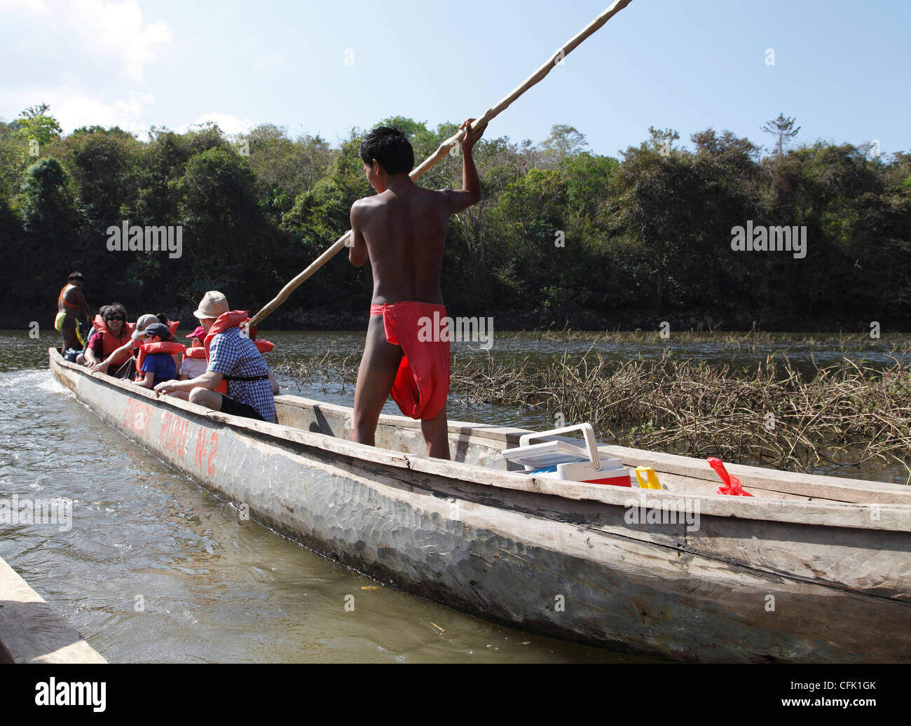 Les jeunes Indiens Embera homme navigue son canot sur la rivière ...