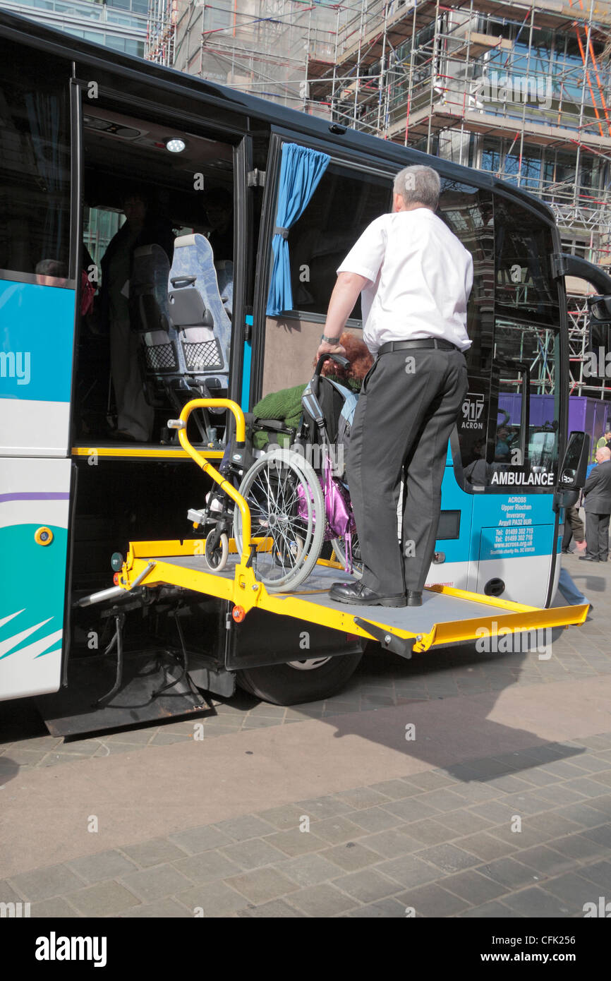 Fauteuil roulant (ou brancard) Ascenseur sur un Jumbulance, un bus spécialement aménagés pour transporter les personnes handicapées à Lourdes. Banque D'Images