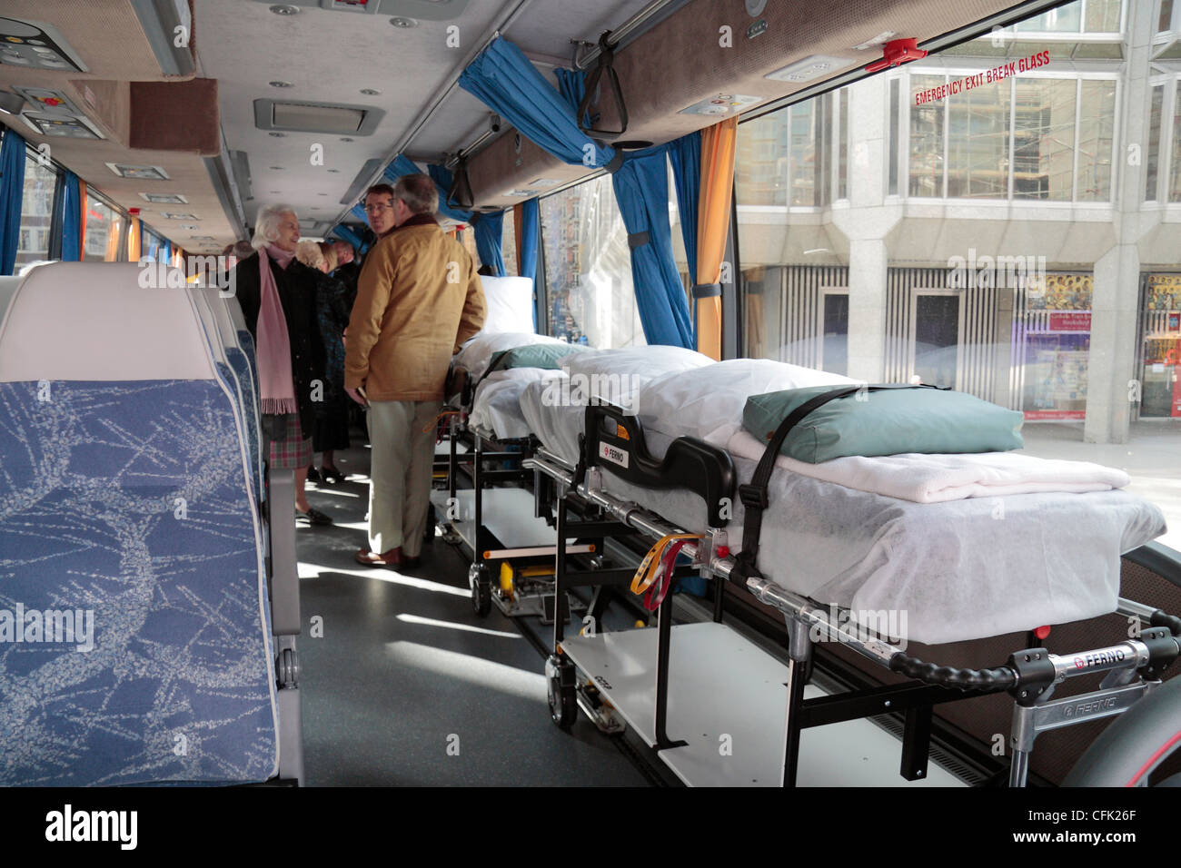 L'ensemble de l'intérieur d'un Jumbulance, un bus spécialement aménagés pour le transport des personnes à mobilité réduite conçu en pèlerinage à Lourdes, France. Banque D'Images