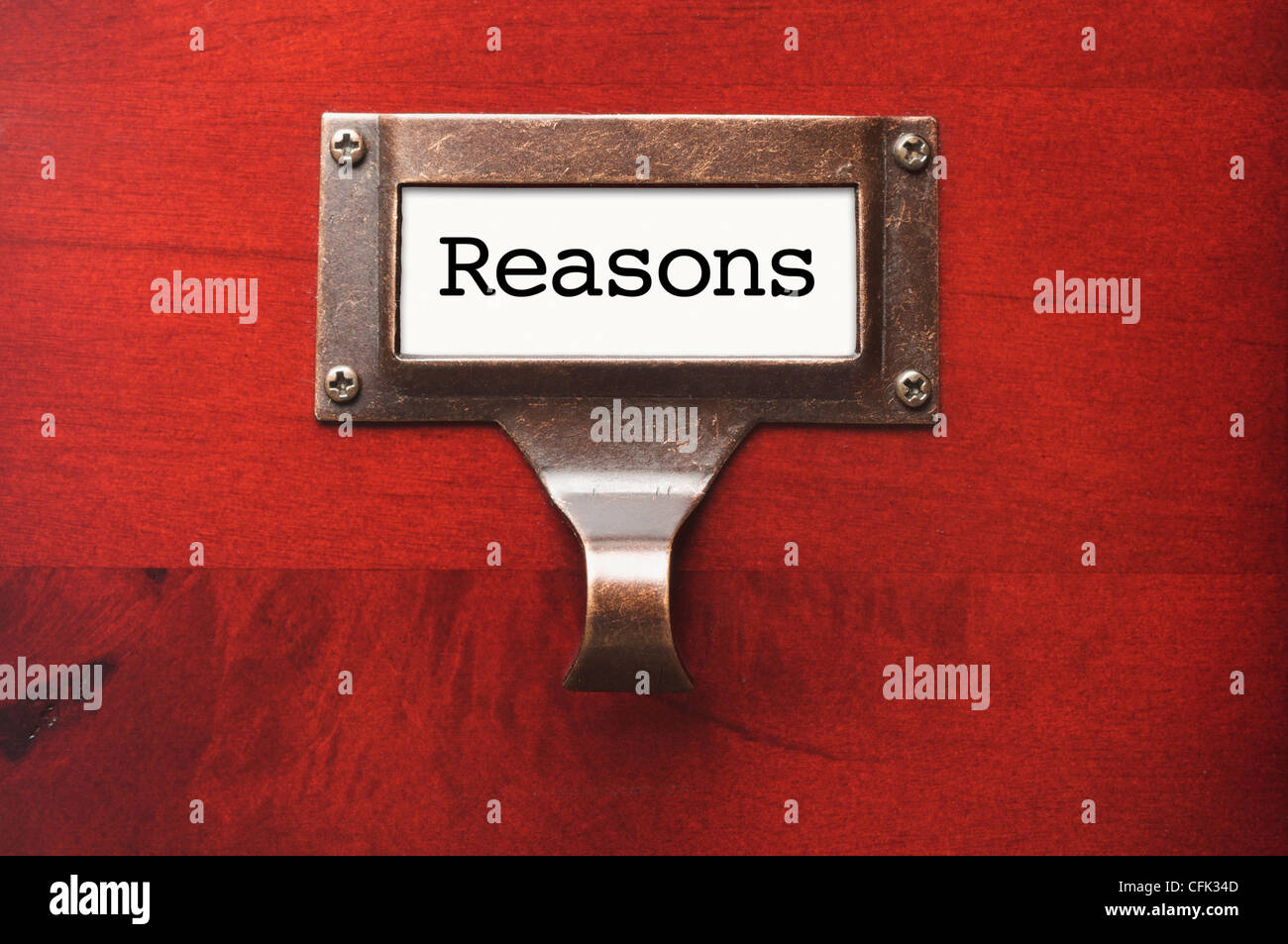 Cabinet en bois lustré avec motifs Dossiers Étiquette en lumière spectaculaire. Banque D'Images