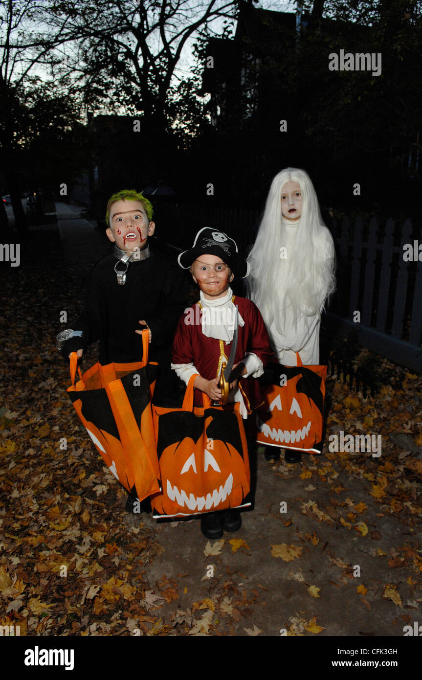 Les enfants en costumes de Halloween Banque D'Images