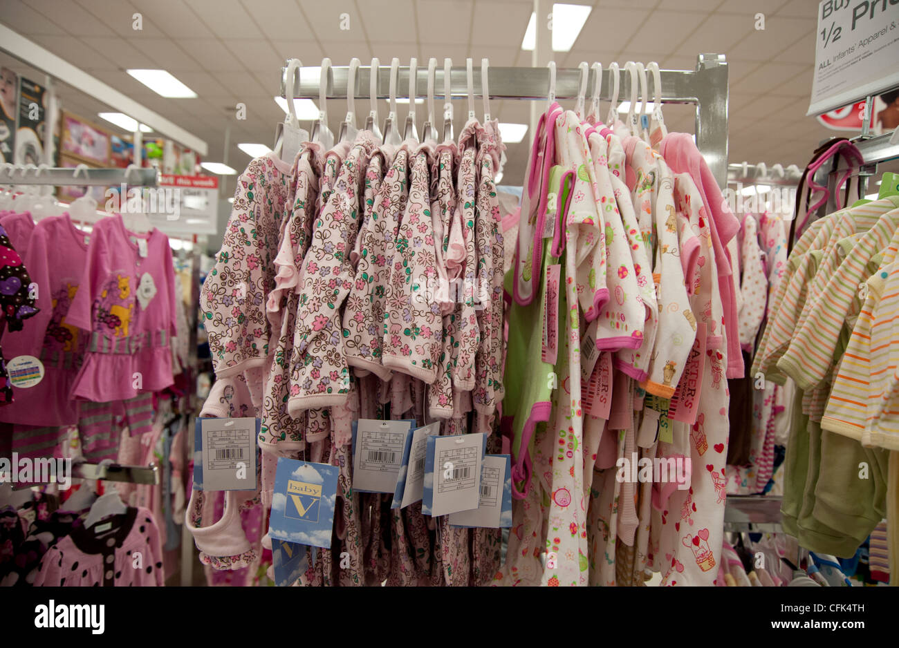 Casiers dans le magasin de vente au détail de vêtements pour enfant avec a vendre Banque D'Images
