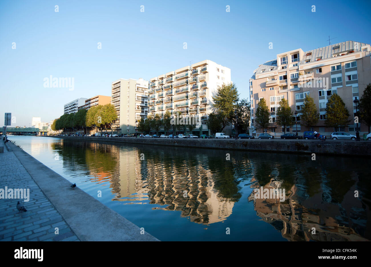Appartements le long du canal de l'Ourcq dans le 19ème arrondissement de Paris, France Banque D'Images
