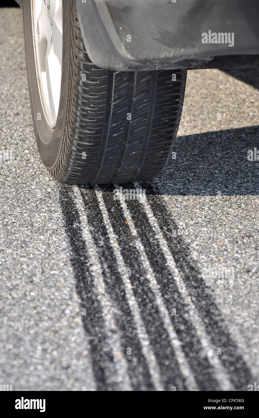 Les pistes de freinage d'urgence ABS Banque D'Images