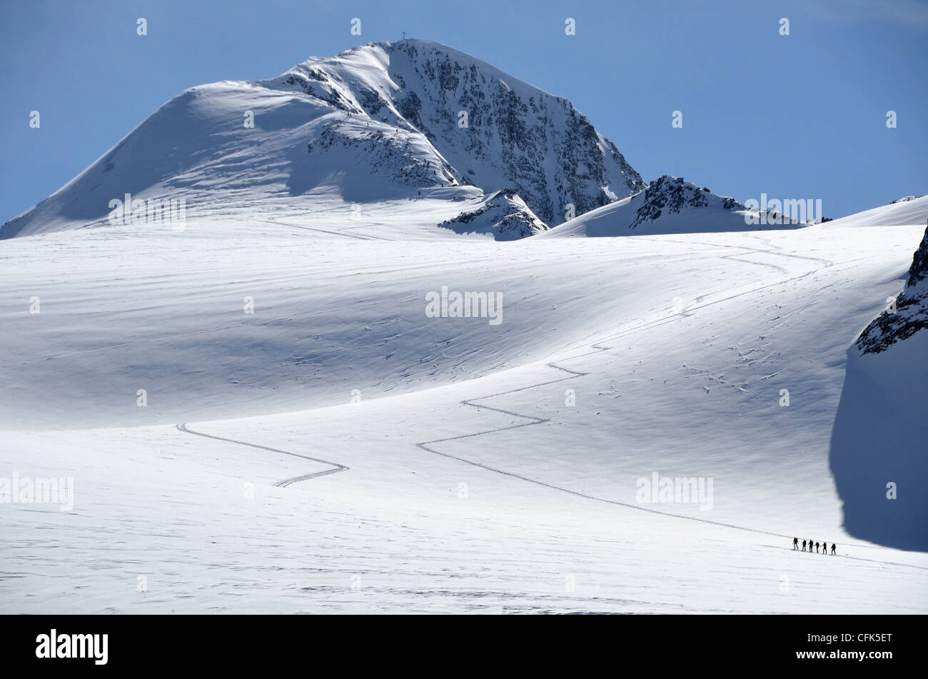 Les grimpeurs ordre croissant Similaun sommet des Alpes sur l'Autriche/Italie frontière. Banque D'Images