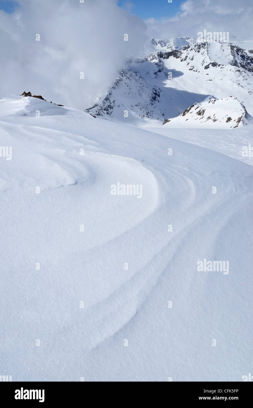 Sculpté sur neige Vent ridge dans les Alpes à la frontière Italie/Autriche. Banque D'Images