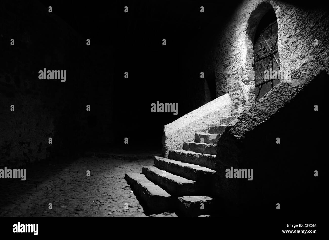Escalier et porte la nuit, Convento Sabiona, Chiusa, Italie. Banque D'Images