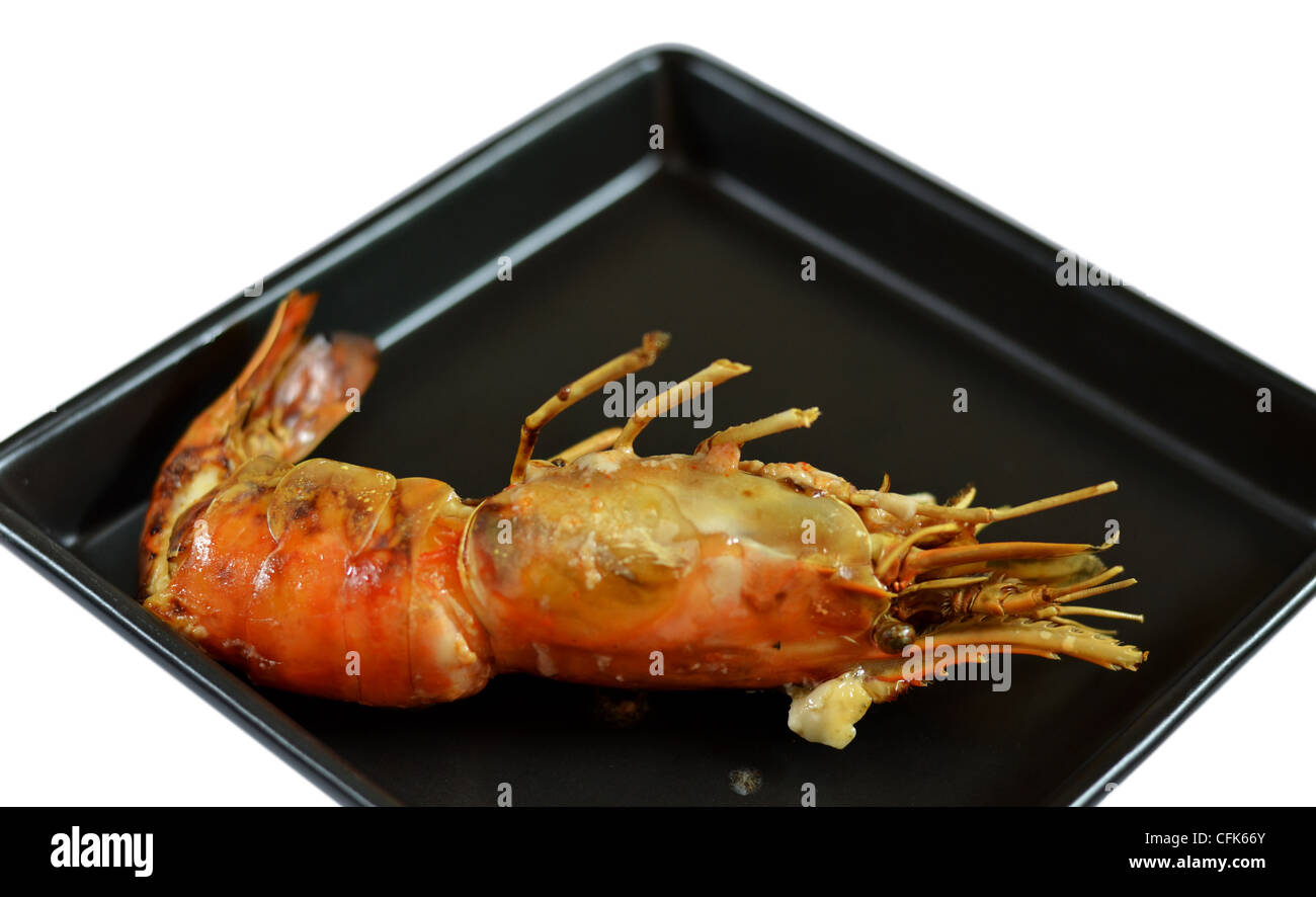 Un délicieux plat de crevettes grillées sur noir Banque D'Images