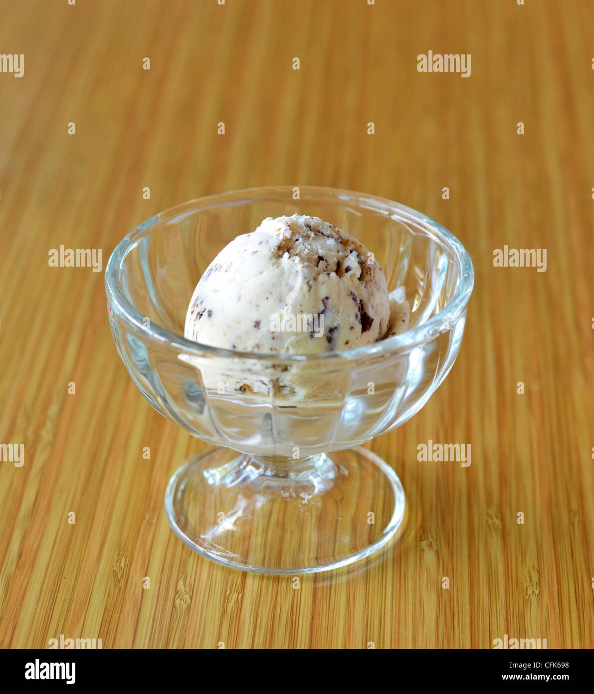 Crème glacée à la vanille dans un bol de chocolat avec Banque D'Images