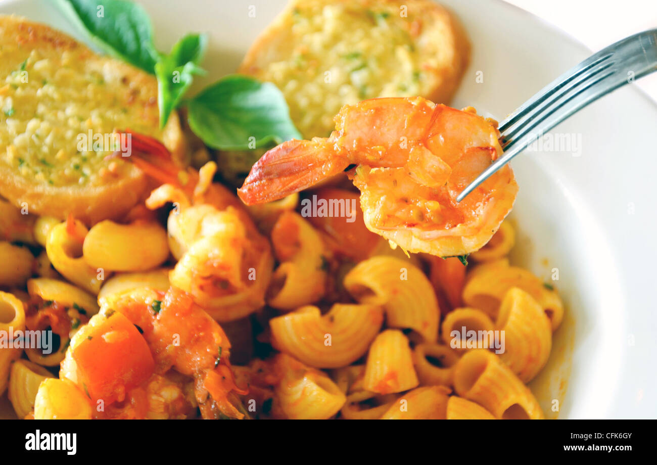 Macaroni délicieux avec du fromage et de la tomate, crevettes sur fourche Banque D'Images