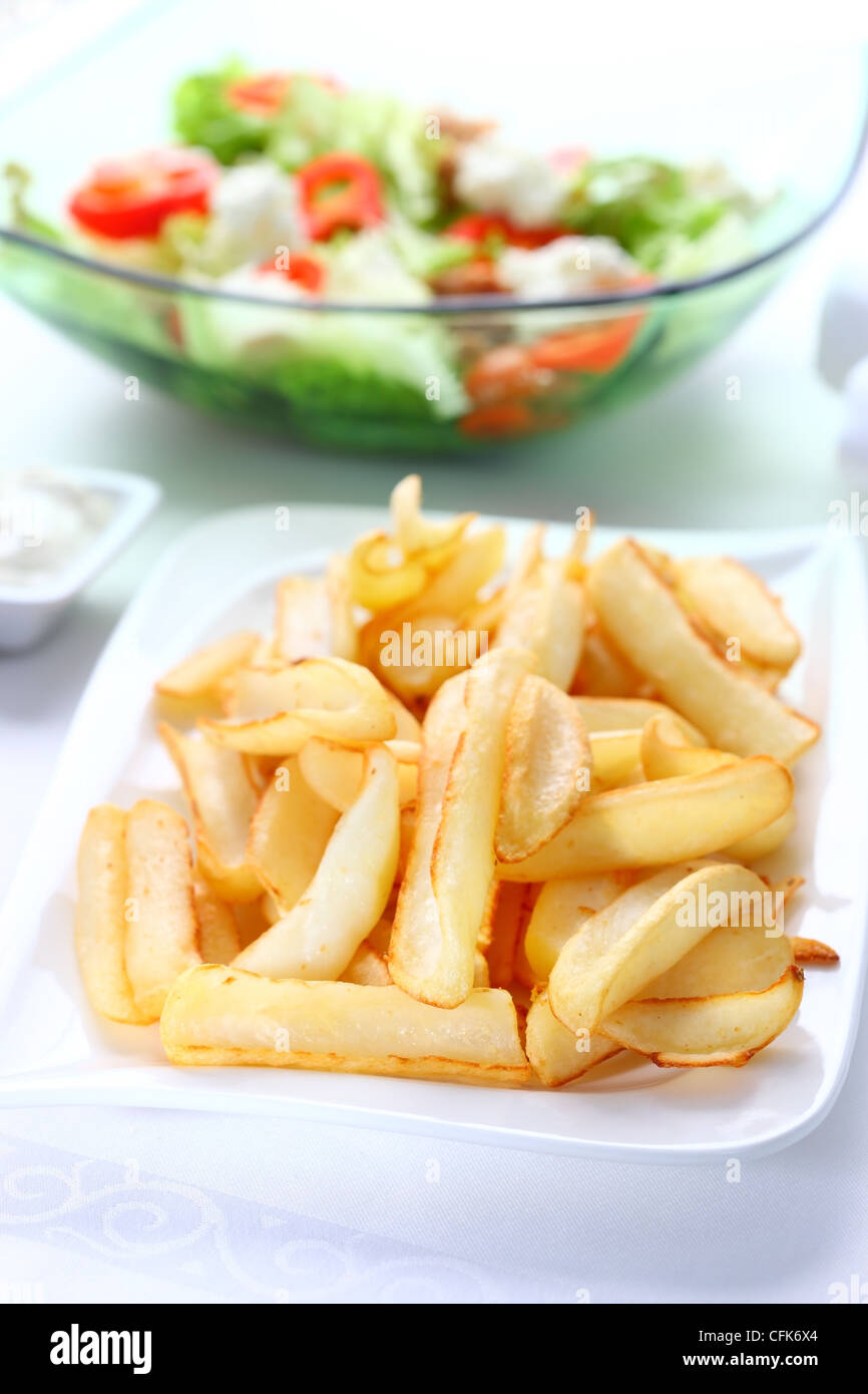 Les pommes de terre cuites au four avec une trempette de légumes et thon salade Banque D'Images