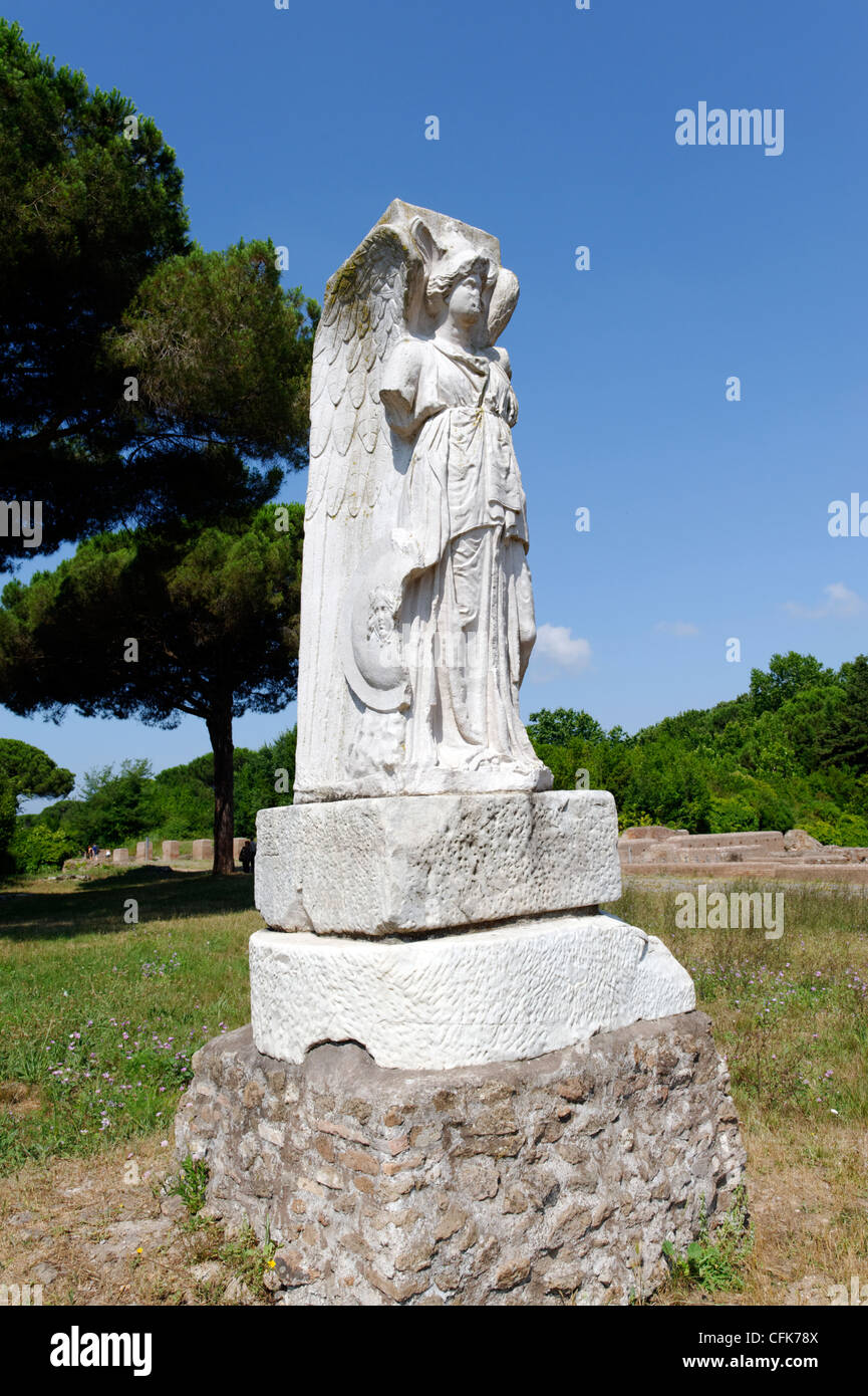 Ostia Antica. Le Latium. L'Italie. Vue de la statue colossale de Victoire ailée représentant Minerve déesse de la liberté de la ville. Banque D'Images