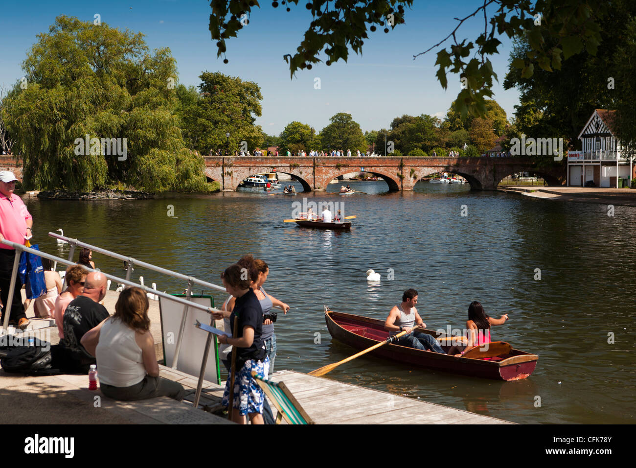 Le Warwickshire, Stratford sur Avon, en été, les visiteurs de bateau sur Rivière Avon Banque D'Images