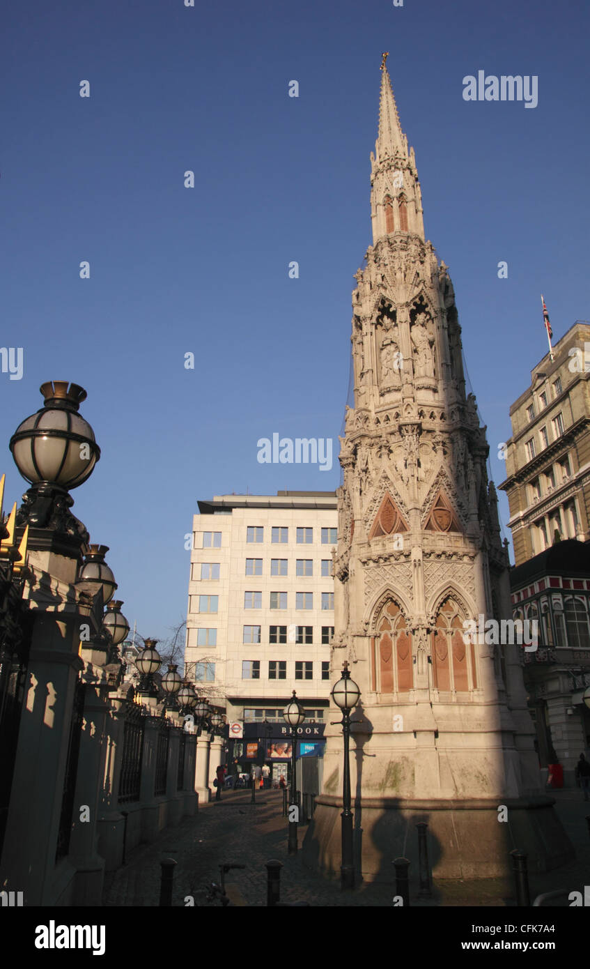 Eleanor Cross par Charing Cross Hotel et la gare de Londres Banque D'Images