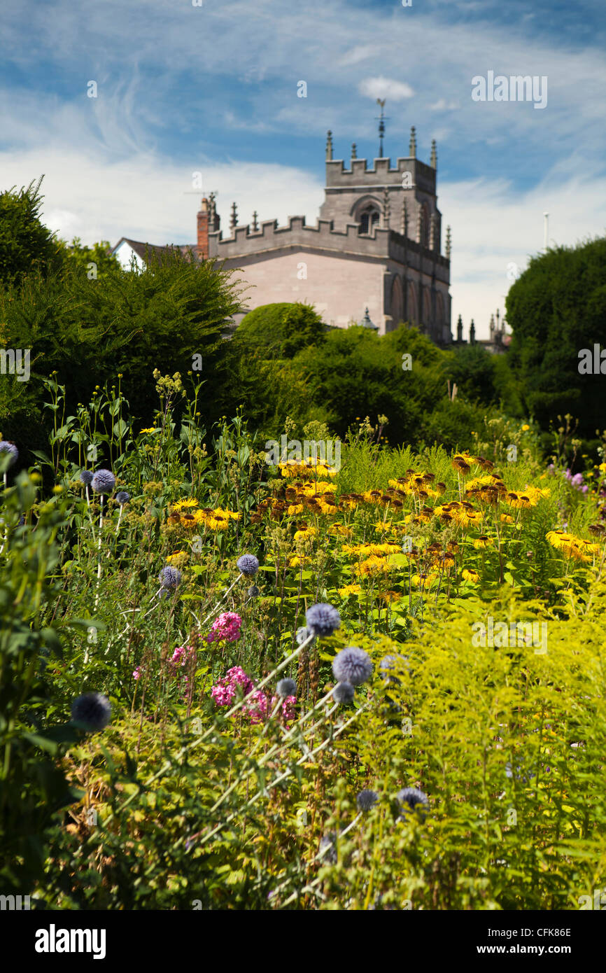 Le Warwickshire, Stratford sur Avon, Guild Chapelle de nouveau lieu côté jardin Banque D'Images