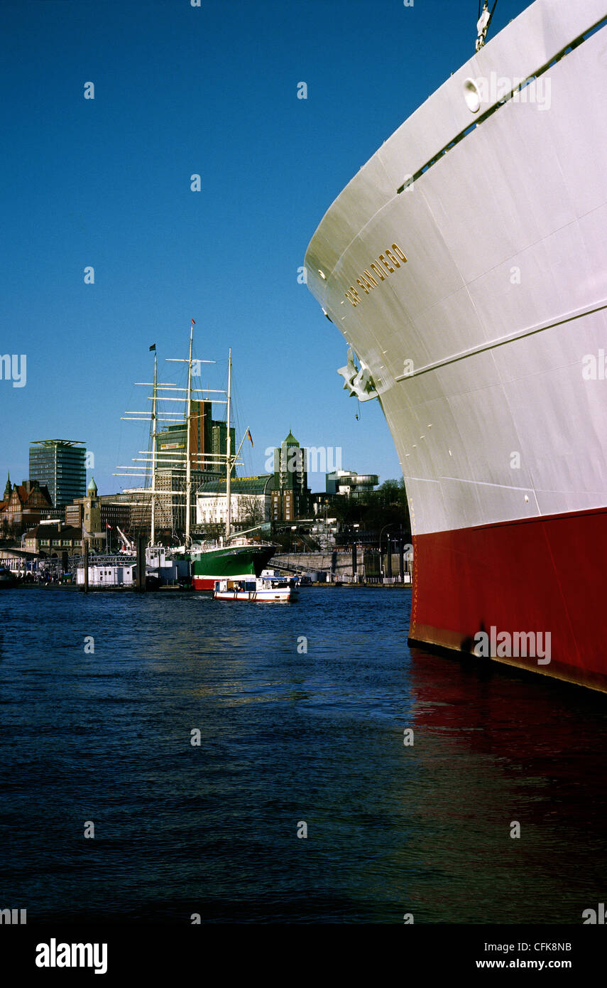 Navires Musée Cap San Diego et Rickmer Rickmers avant la Sankt Pauli à Hambourg skyline. Banque D'Images