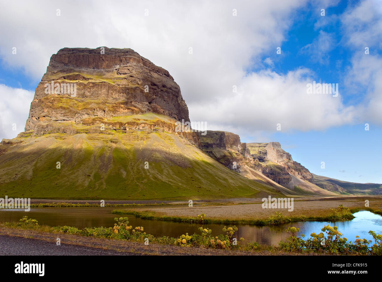 Les montagnes et le lac sur la route entre Vik et Jokulsarlon Banque D'Images