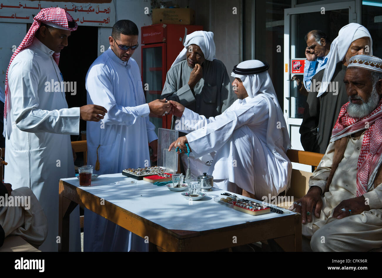 Bahreïn, la population locale dans le marché de Manama Banque D'Images