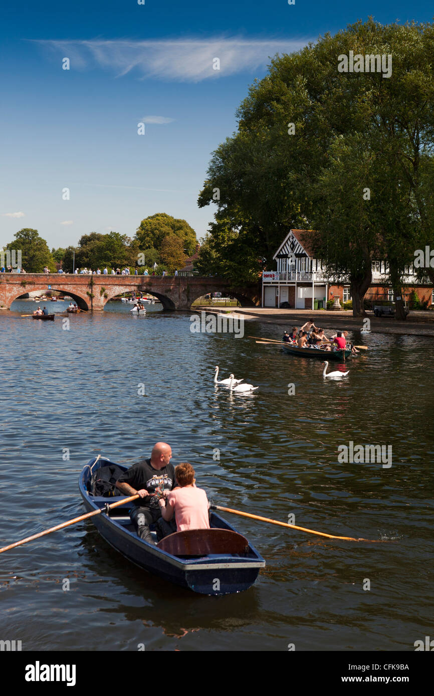 Le Warwickshire, Stratford sur Avon, visiteurs d'été en bateau à rames sur la rivière Avon Banque D'Images