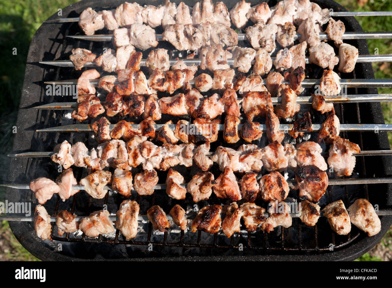 Un barbecue tranches de viande sur le feu préparer Banque D'Images