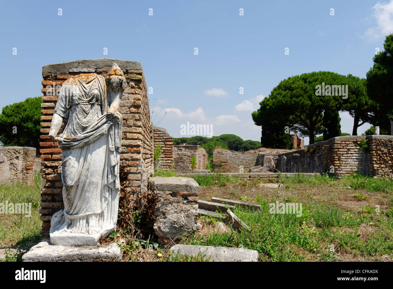 Ostia Antica. Le Latium. L'Italie. Vue d'une statue de figure féminine aux Bains de la basilique chrétienne. Ainsi la statue sculptée Banque D'Images