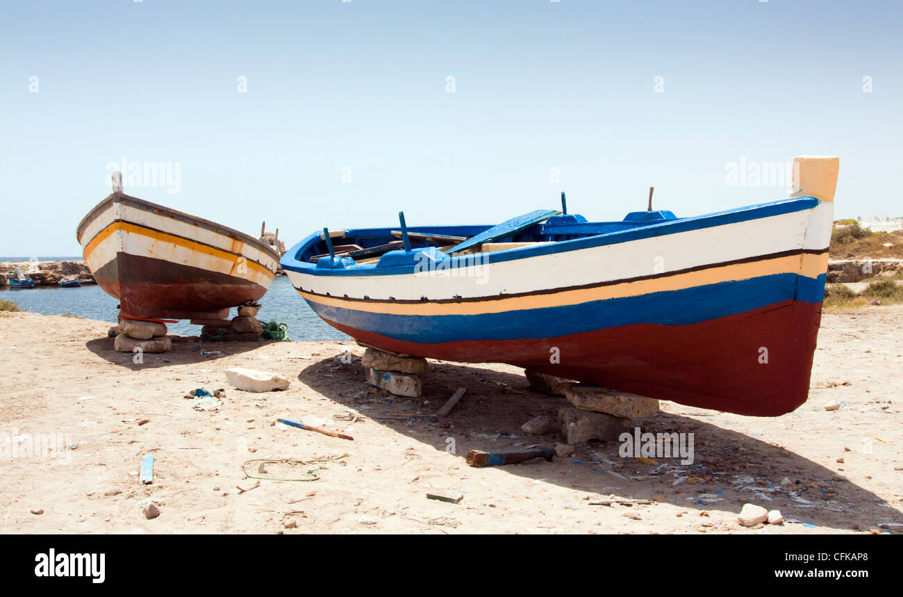 Bateaux de pêche après peinture à Mahdia, Tunisie Banque D'Images