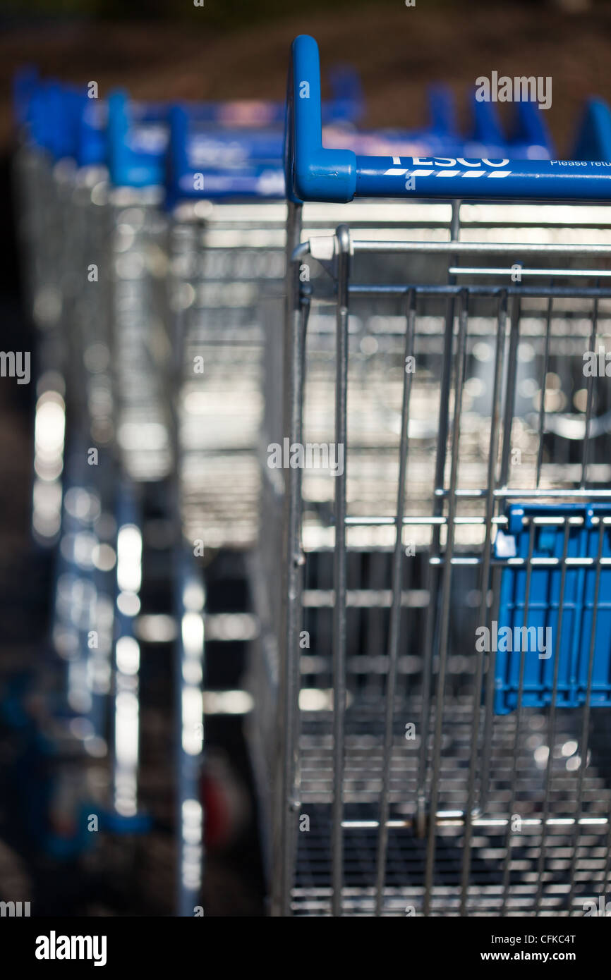 Tesco shopping trolley's queue prêt à l'emploi Banque D'Images