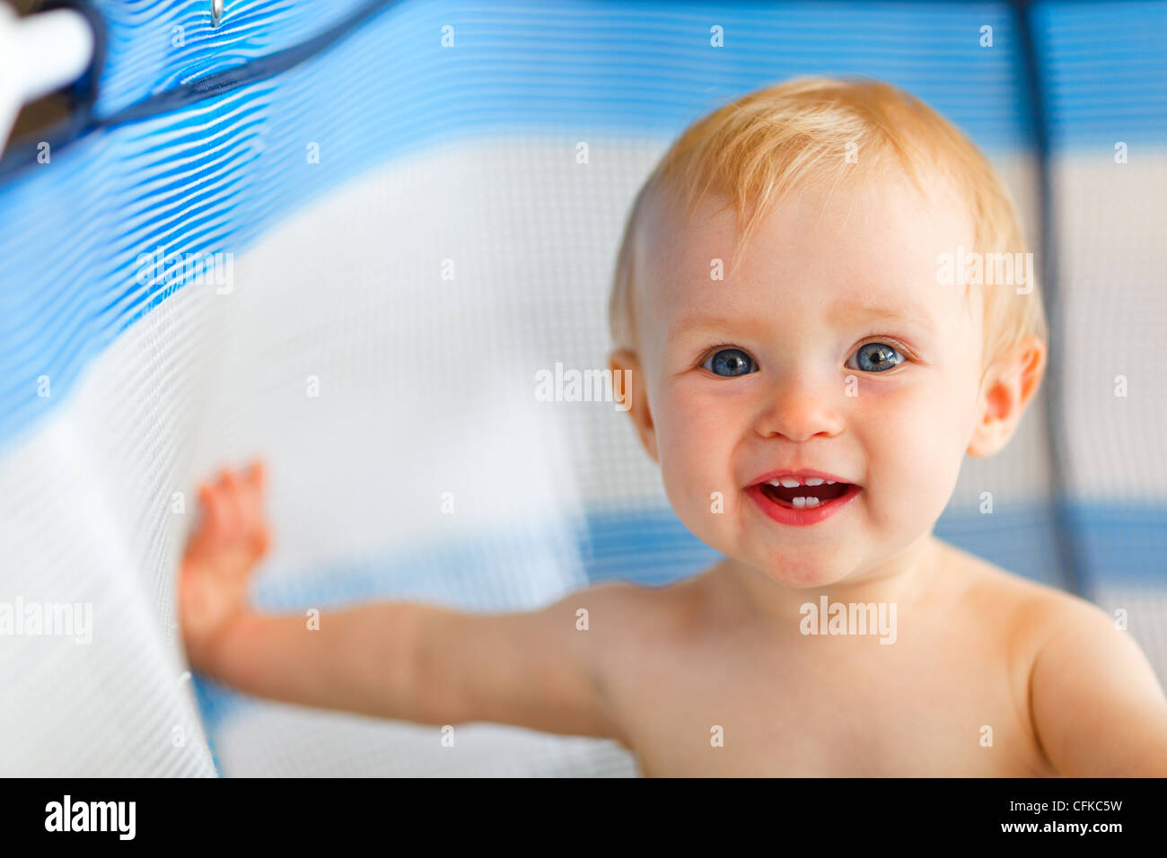 Portrait of happy baby dans un parc pour enfants Banque D'Images