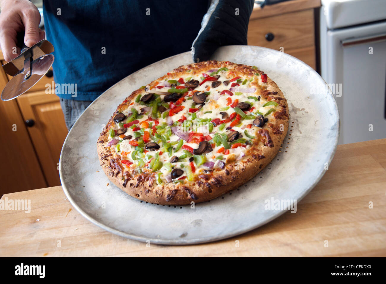 Pizza végétarienne prêt à manger, champignons, poivrons verts, poivrons rouges, oignons, Banque D'Images