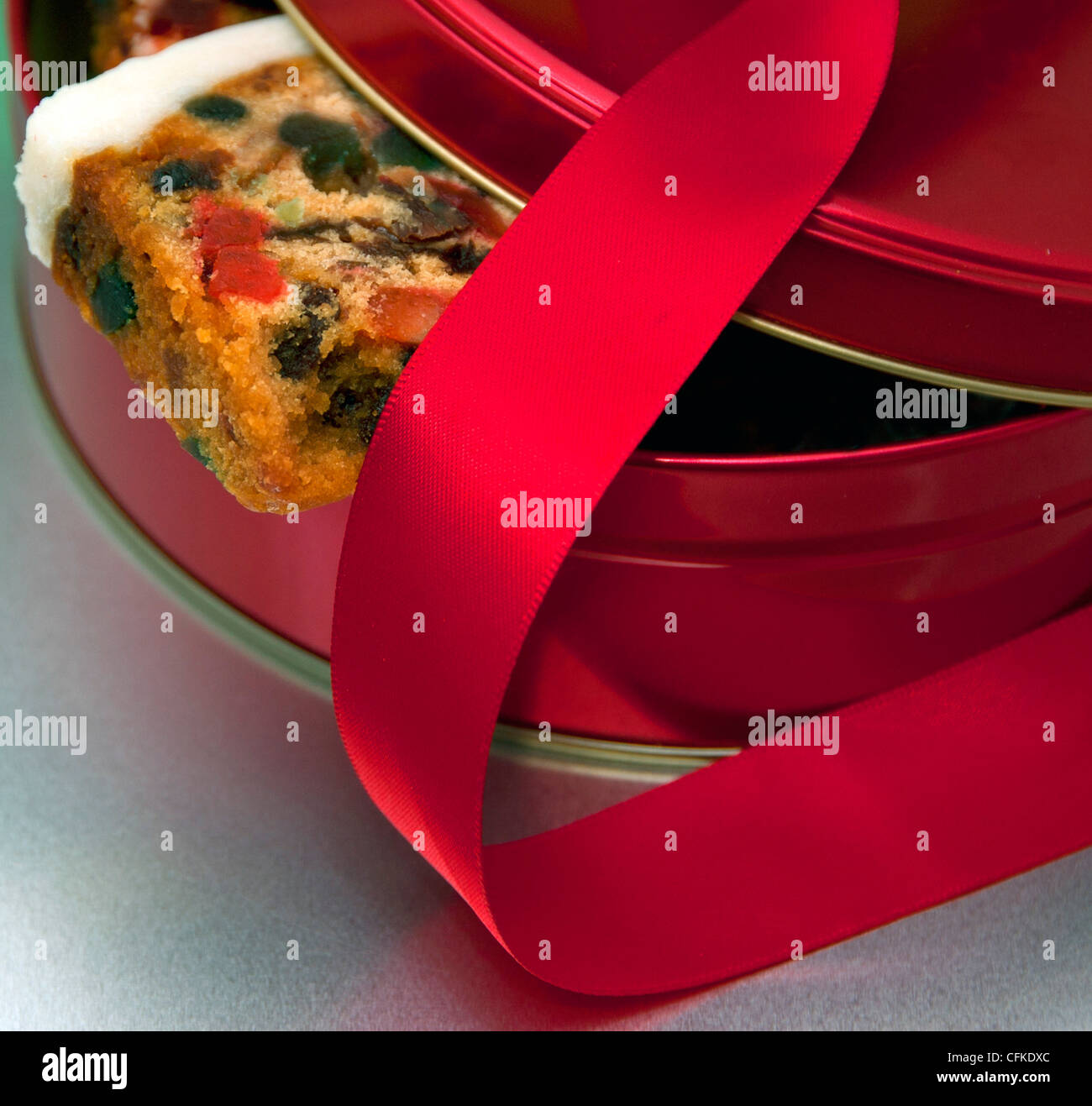Gâteau de Noël dans une ambiance festive avec l'étain rouge ruban rouge Banque D'Images