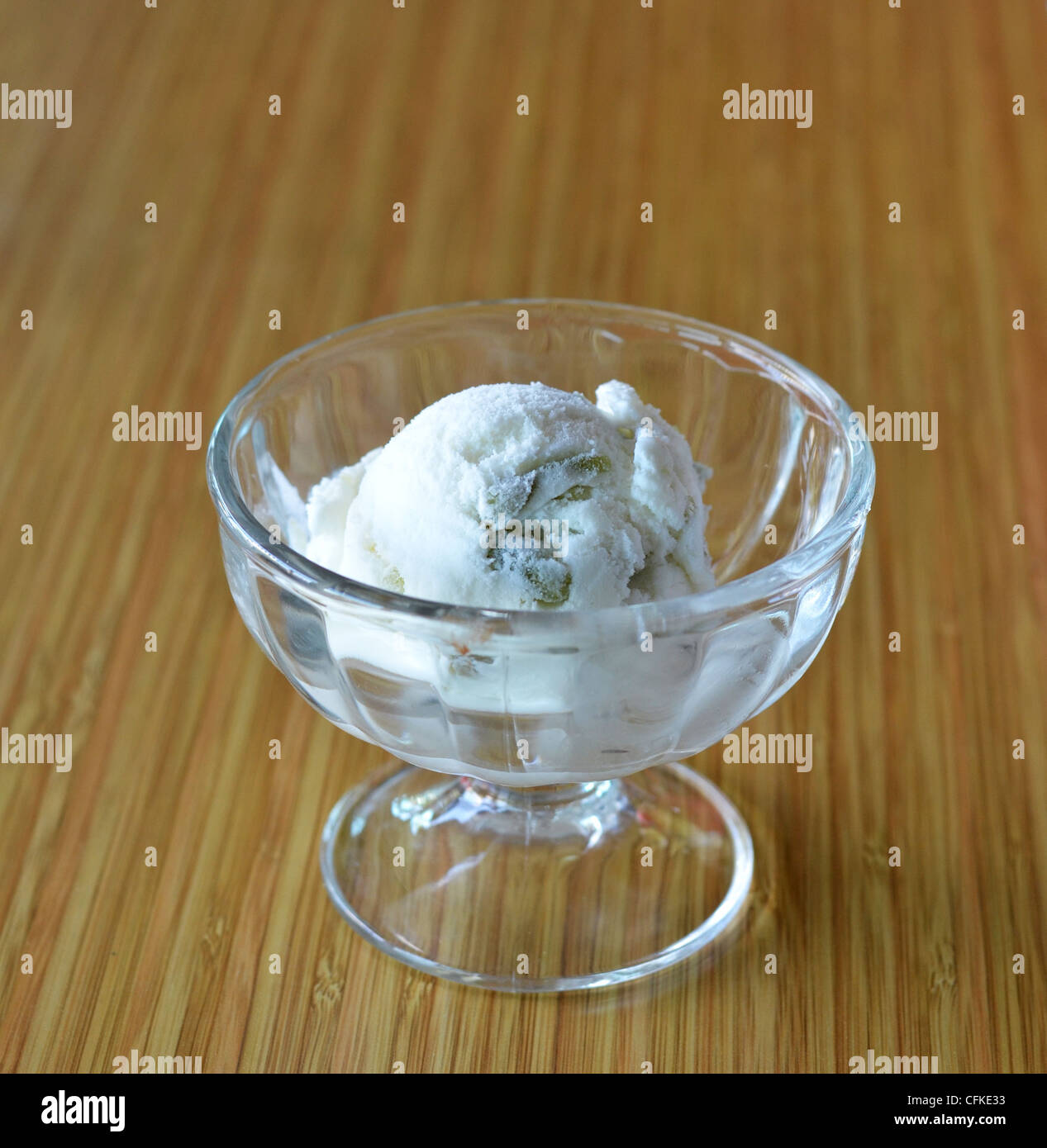 Glace coco dans un bol avec de la gelée verte Banque D'Images