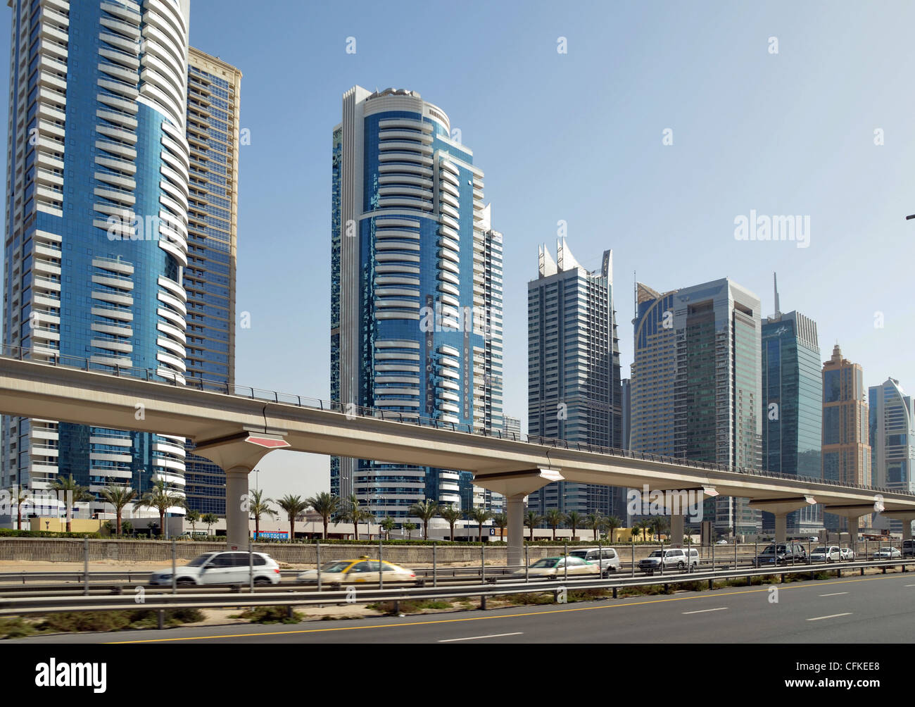Cityscape - Dubaï moderne, des routes larges, une architecture moderne et un système de métro automatique Banque D'Images