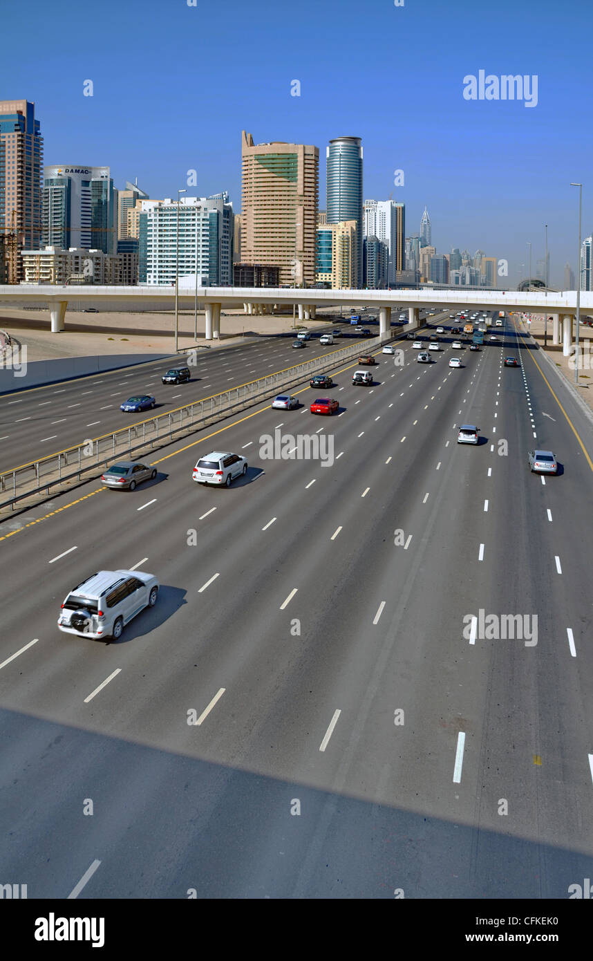 Cityscape - Dubaï moderne, des routes larges, l'architecture moderne Banque D'Images