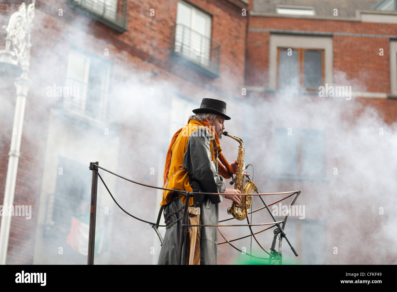 Saxophoniste à la St Patrick Défilé du Festival Editorial Banque D'Images