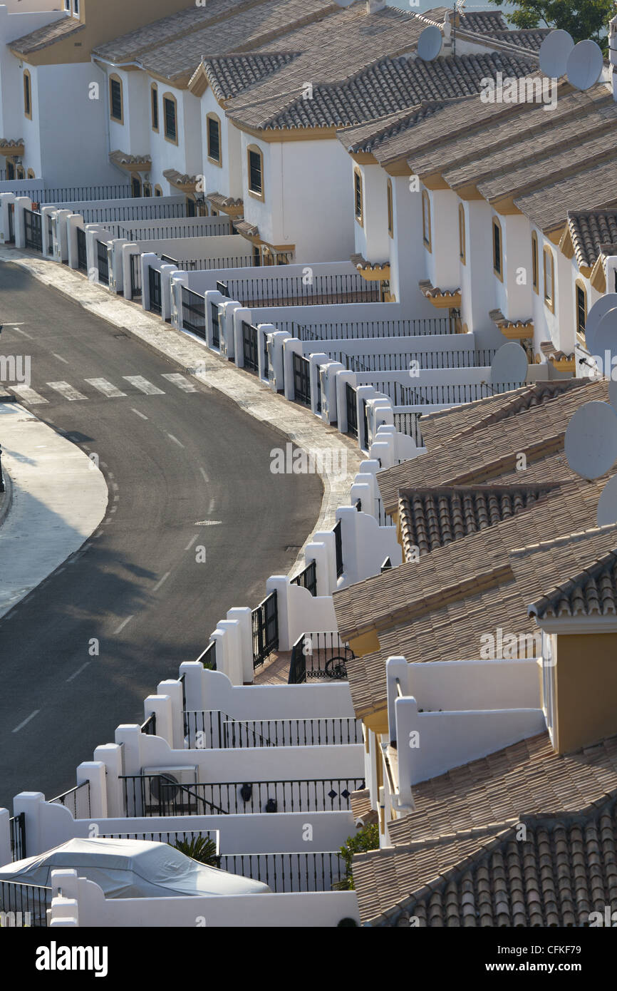 Rangée de maisons sur un golf espagnol développement immobilier, Alhaurin Golf, Andalousie Banque D'Images