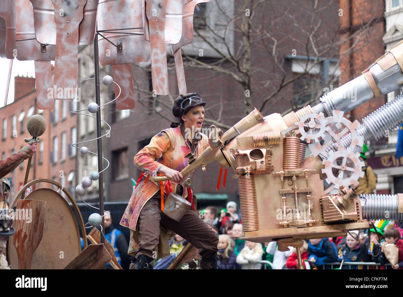 Femme vêtue de costume de scène futuriste d'exploitation de la machine durant le défilé de la Saint-Patrick Banque D'Images