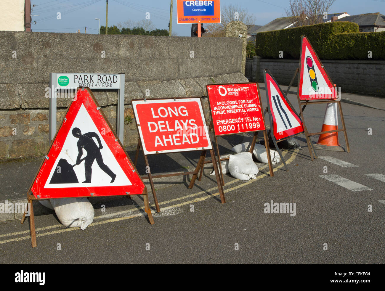 Beaucoup de panneaux routiers alors qu'une route est déterré par une société de services publics. Hayle Cornwall UK. Banque D'Images